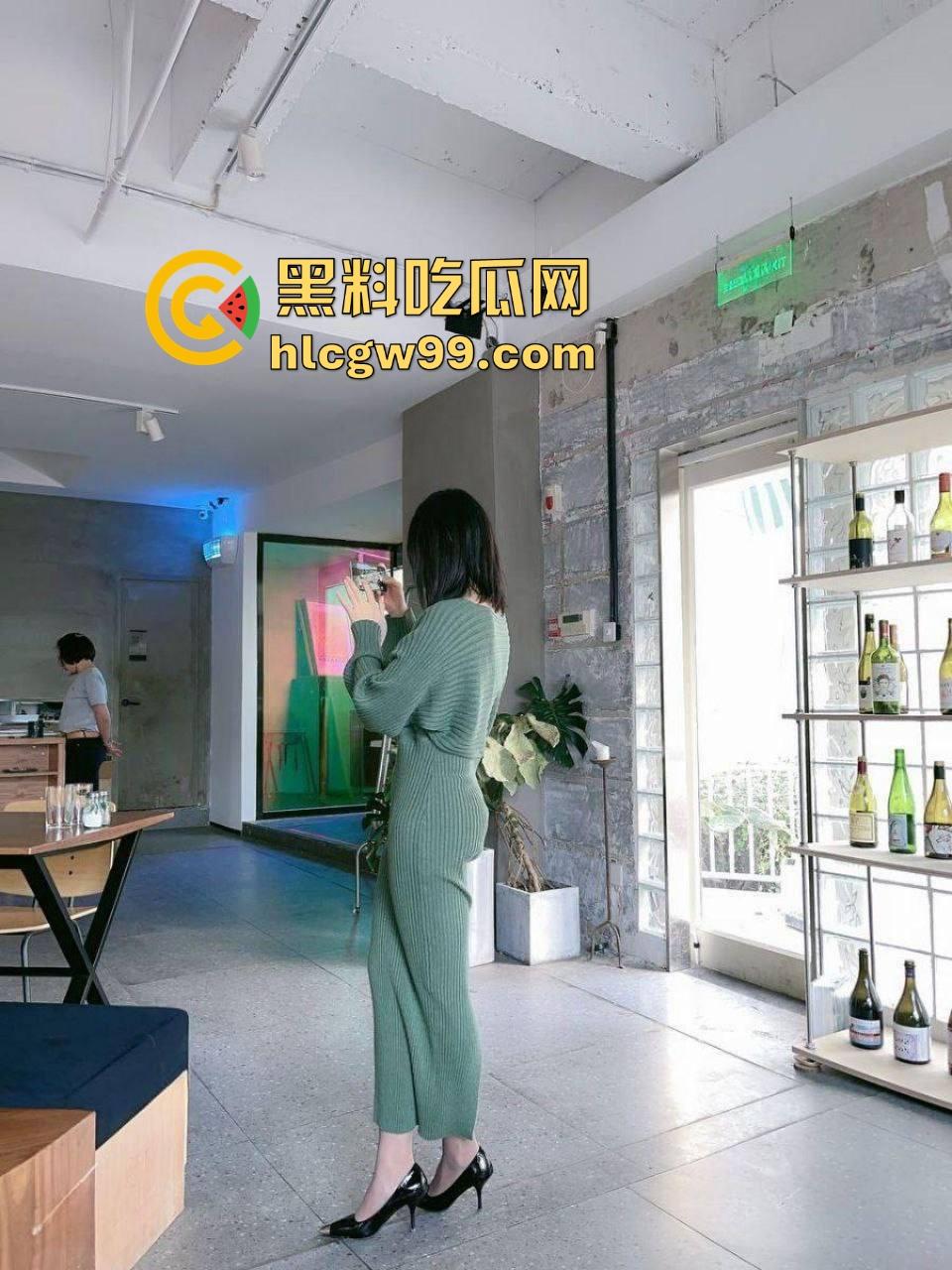 骚到骨子里的极品人妻『苗夏』被老公操到喷水，老公让她跪舔鸡巴，换情趣制服轮流操口爆露出直接让人榨干！  第3张