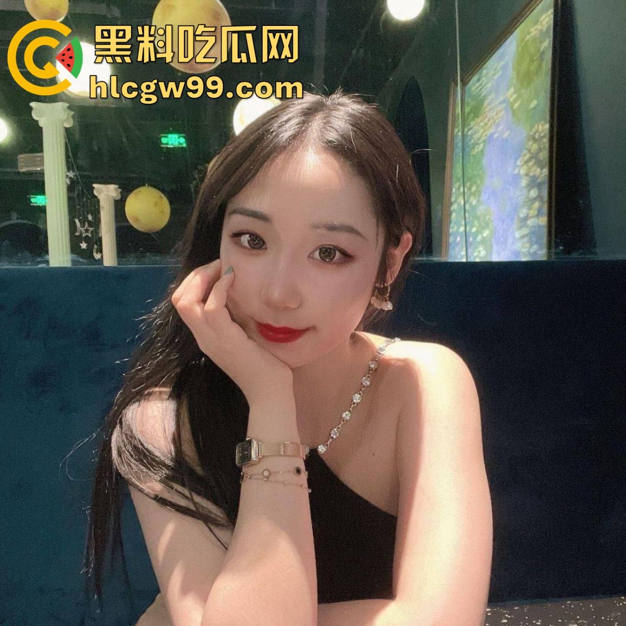 骚到骨子里的极品人妻『苗夏』被老公操到喷水，老公让她跪舔鸡巴，换情趣制服轮流操口爆露出直接让人榨干！  第4张