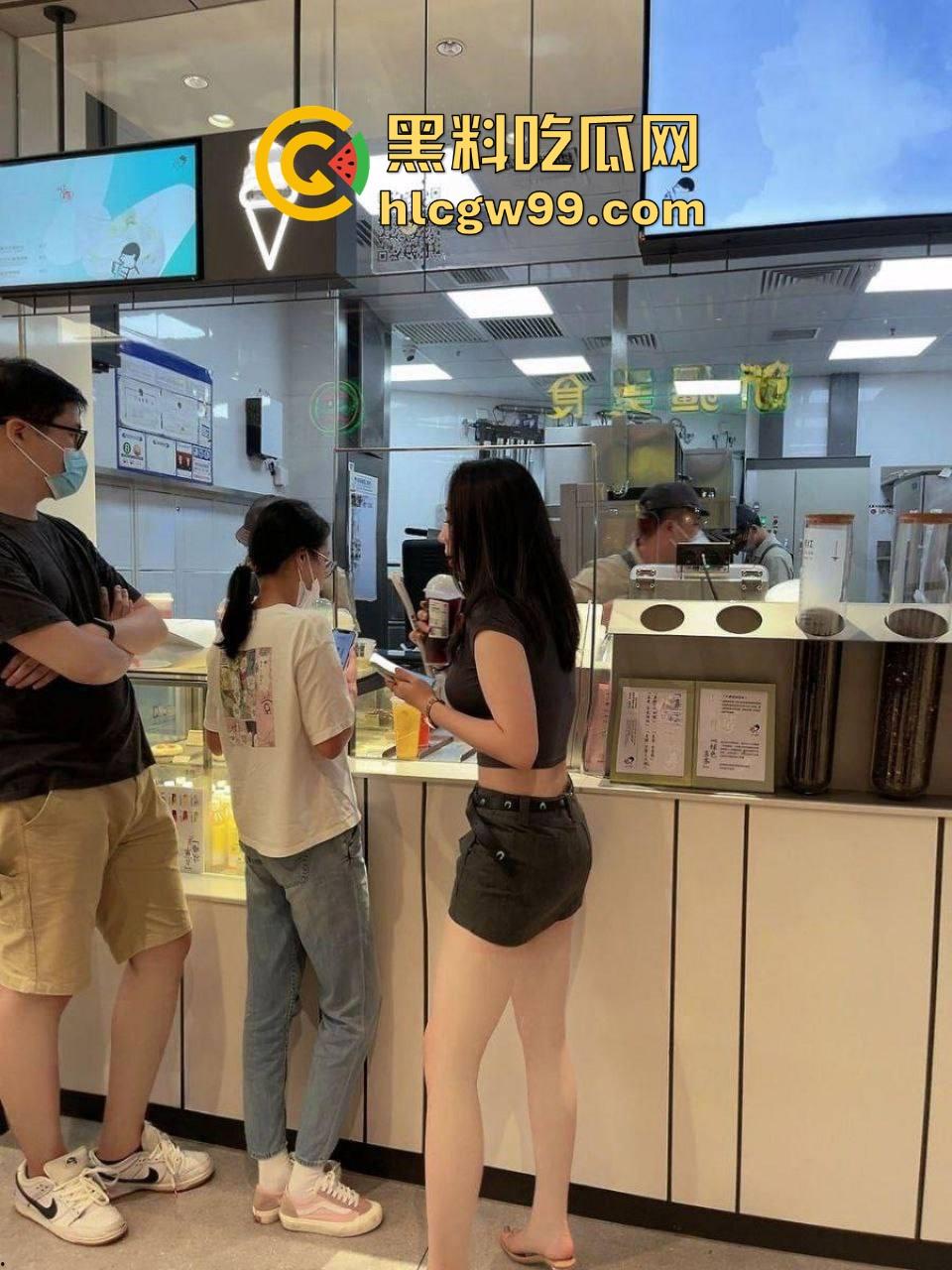 骚到骨子里的极品人妻『苗夏』被老公操到喷水，老公让她跪舔鸡巴，换情趣制服轮流操口爆露出直接让人榨干！  第5张