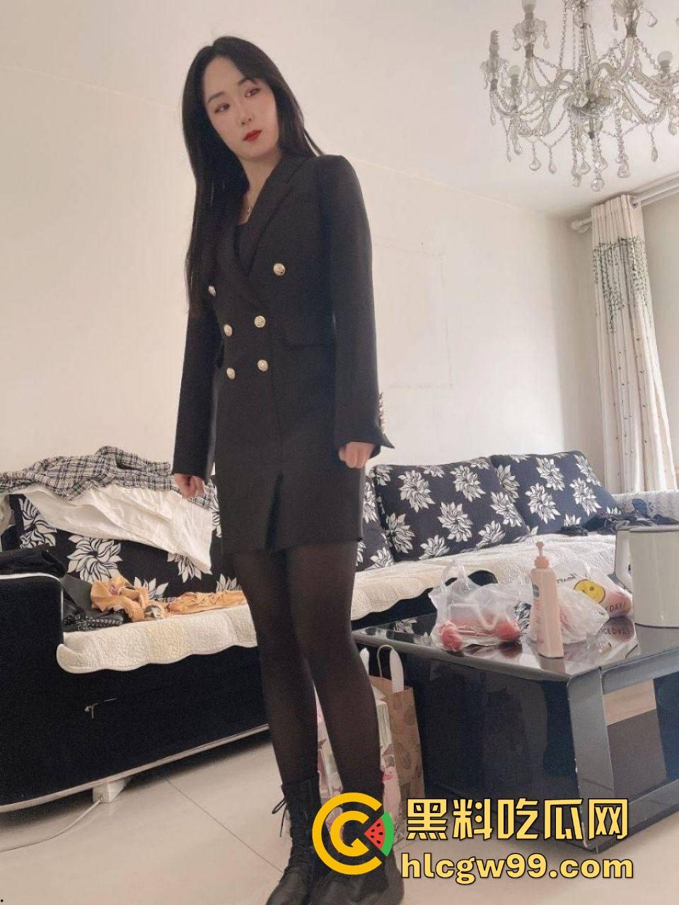 骚到骨子里的极品人妻『苗夏』被老公操到喷水，老公让她跪舔鸡巴，换情趣制服轮流操口爆露出直接让人榨干！  第7张