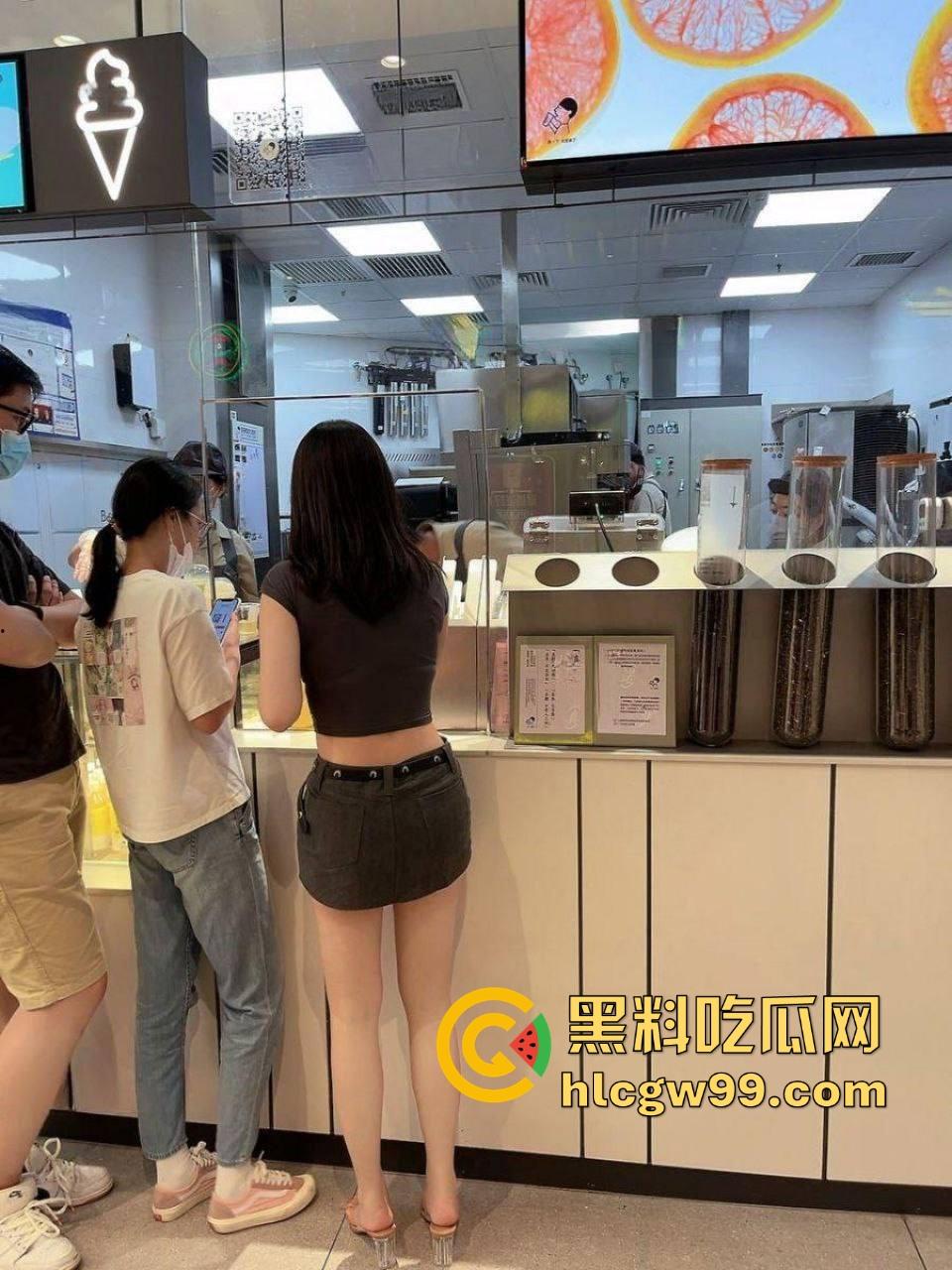 骚到骨子里的极品人妻『苗夏』被老公操到喷水，老公让她跪舔鸡巴，换情趣制服轮流操口爆露出直接让人榨干！  第8张