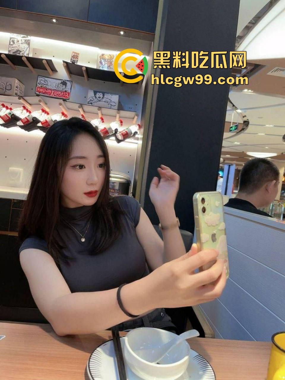 骚到骨子里的极品人妻『苗夏』被老公操到喷水，老公让她跪舔鸡巴，换情趣制服轮流操口爆露出直接让人榨干！  第15张