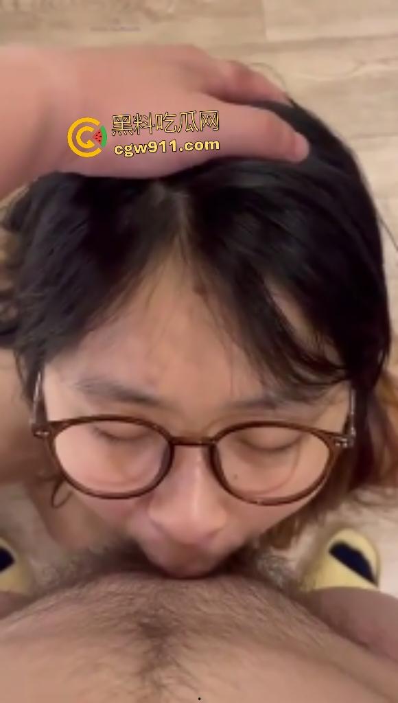 眼镜学生妹反差婊蜜桃臀诱惑，黑丝裹臀在男友面前浪态尽显，肥臀被后入猛撞，极品骚货出水量大！  第1张