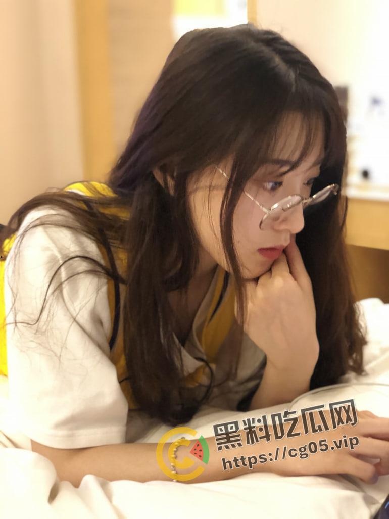 眼镜一摘 火力全开！研究生反差婊摘掉眼睛疯狂口角 涡轮压缩机上身疯狂榨精 研究生肉片就是好吃  第1张