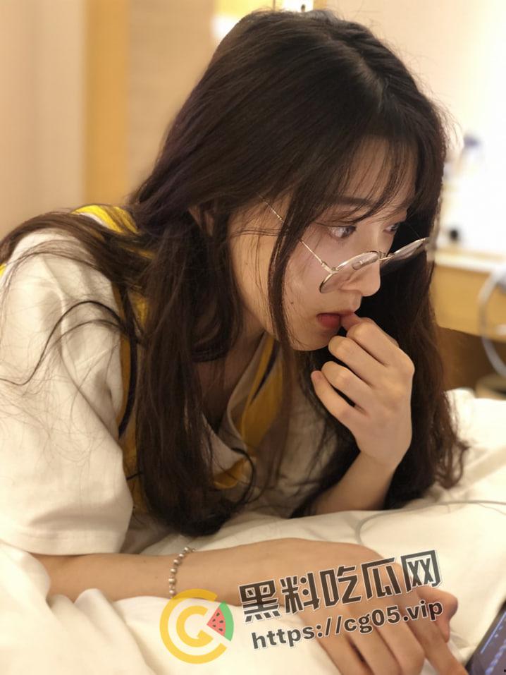 眼镜一摘 火力全开！研究生反差婊摘掉眼睛疯狂口角 涡轮压缩机上身疯狂榨精 研究生肉片就是好吃  第2张