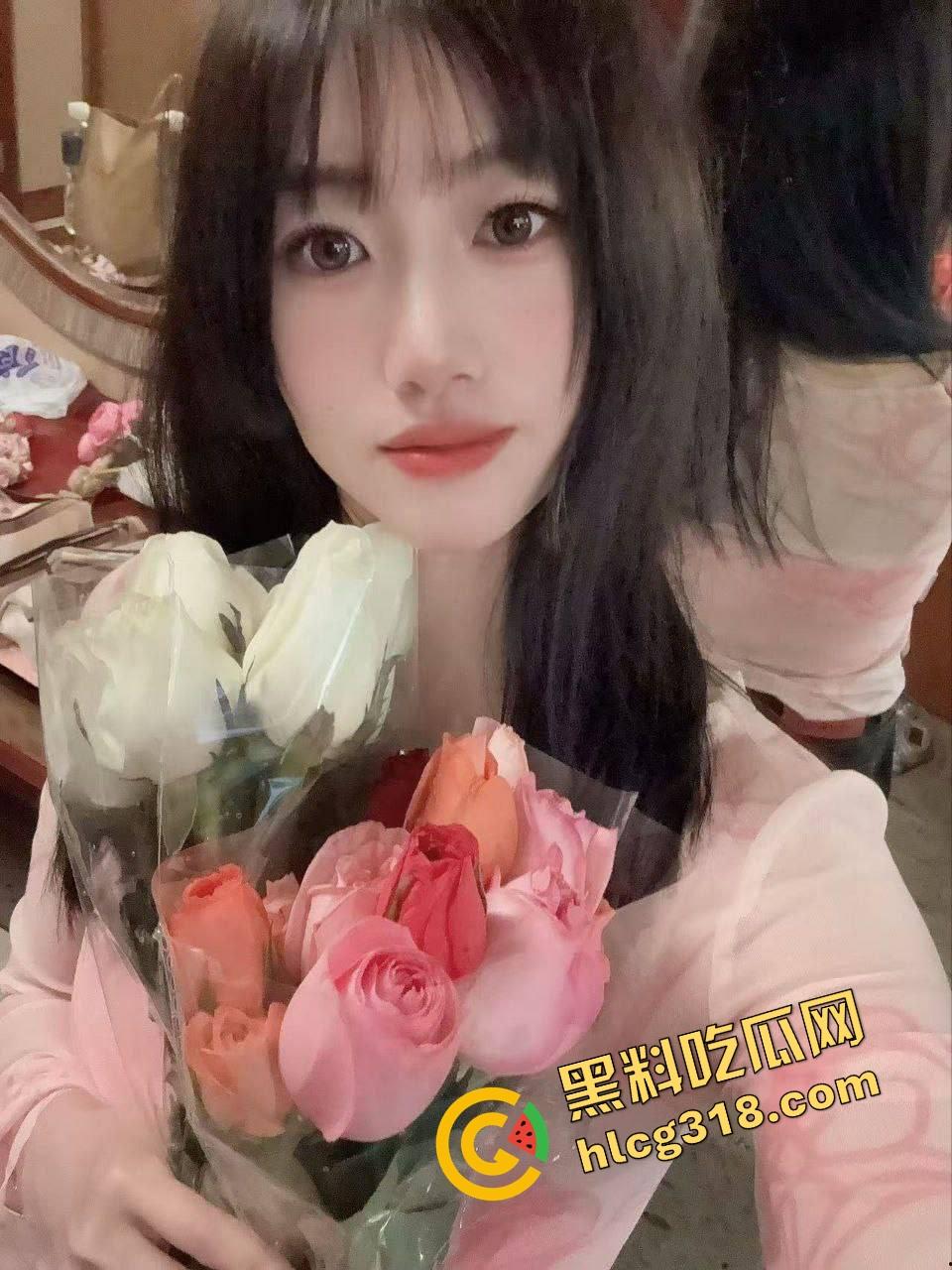 清华北大抢着要的校花，被干成三洞齐喷的舔棒狗，舔了三个月的女神，被我用狗链拴着后入肏到尿失禁！  第1张