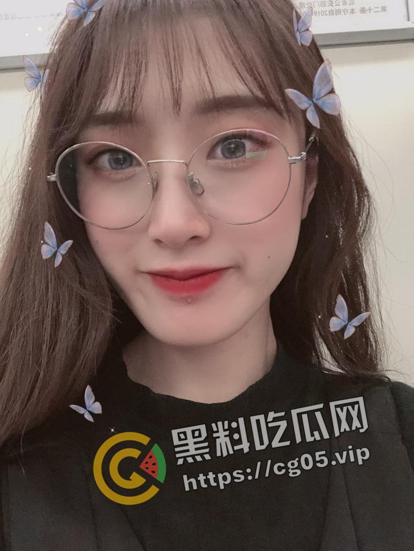 眼镜一摘 火力全开！研究生反差婊摘掉眼睛疯狂口角 涡轮压缩机上身疯狂榨精 研究生肉片就是好吃  第6张