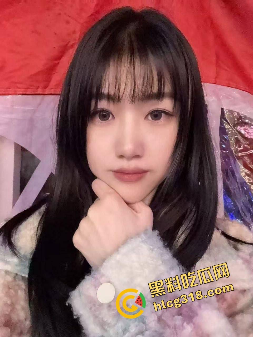 清华北大抢着要的校花，被干成三洞齐喷的舔棒狗，舔了三个月的女神，被我用狗链拴着后入肏到尿失禁！  第2张