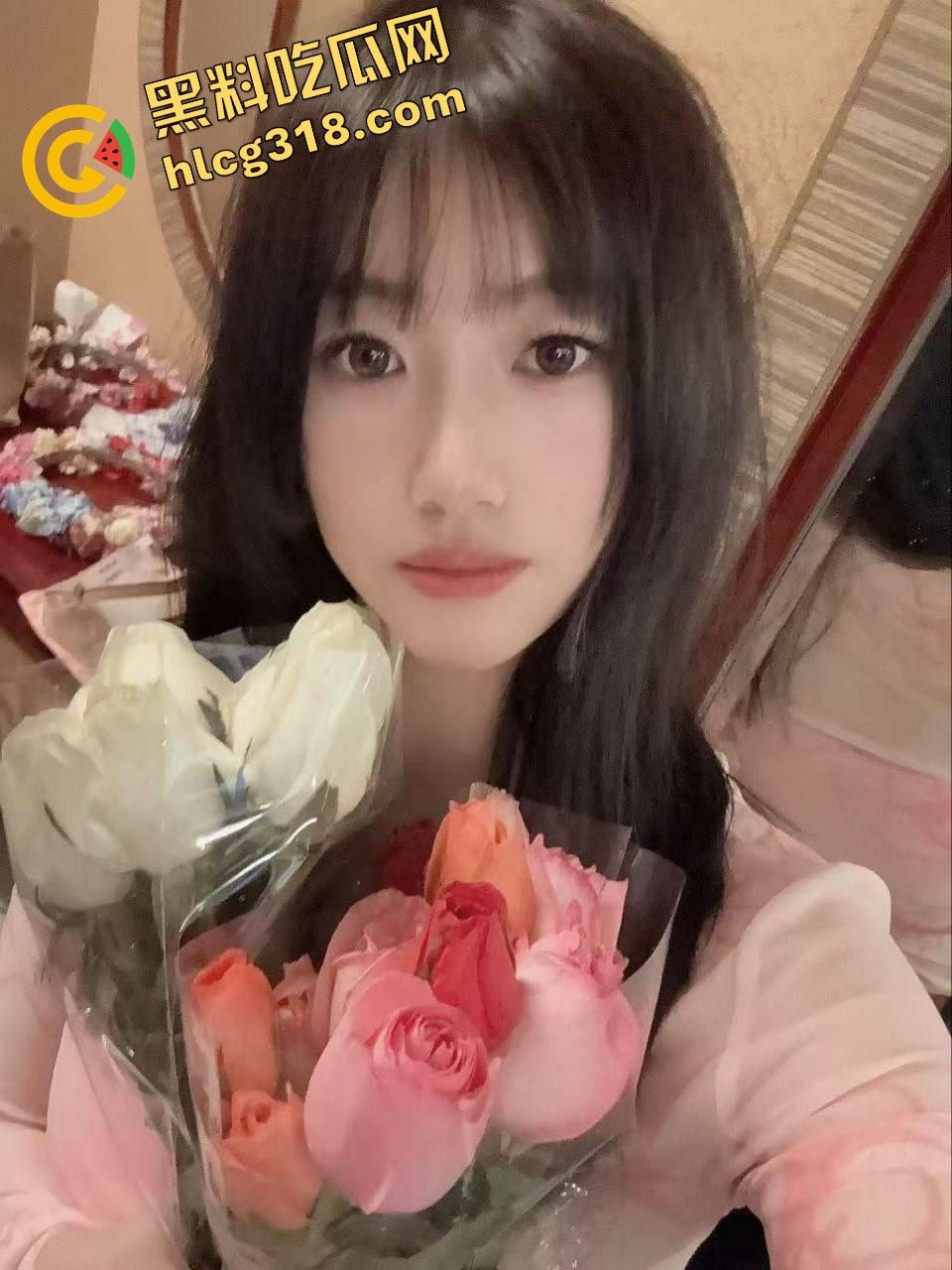 清华北大抢着要的校花，被干成三洞齐喷的舔棒狗，舔了三个月的女神，被我用狗链拴着后入肏到尿失禁！  第4张