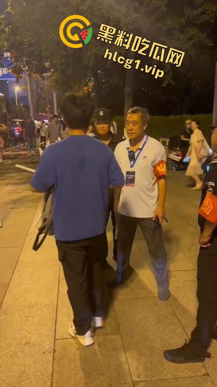 青岛大学生卖玩具惨遭驱赶！路人劝架竟让老头洋洋得意  第1张