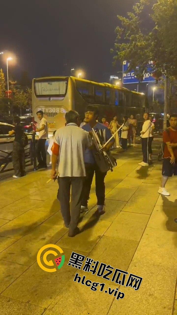 青岛大学生卖玩具惨遭驱赶！路人劝架竟让老头洋洋得意  第2张