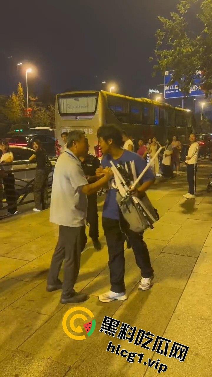 青岛大学生卖玩具惨遭驱赶！路人劝架竟让老头洋洋得意  第3张