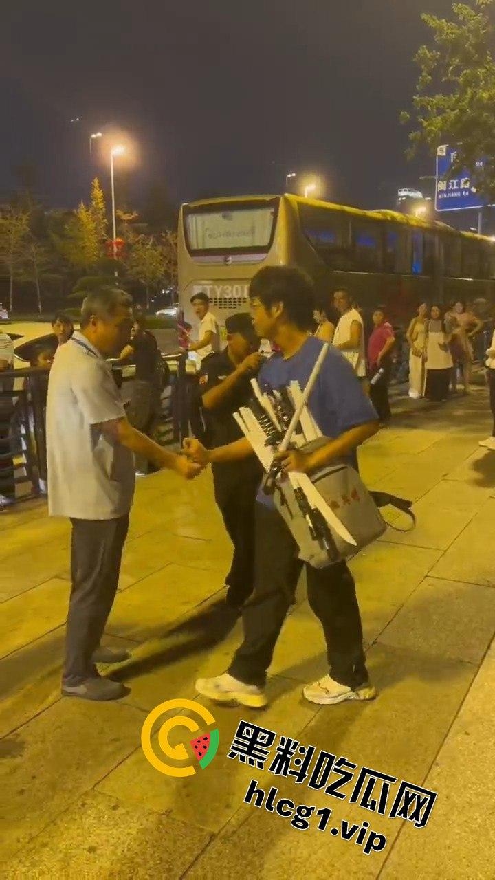 青岛大学生卖玩具惨遭驱赶！路人劝架竟让老头洋洋得意  第4张