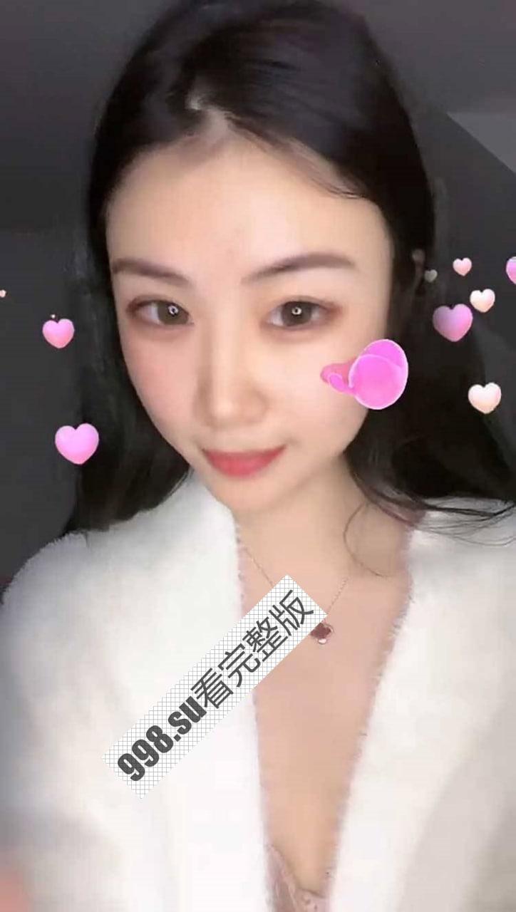 抖音 冯笑笑 直播擦边 一直露奶子 还故意揉捏自己奶头 好嫩  第2张