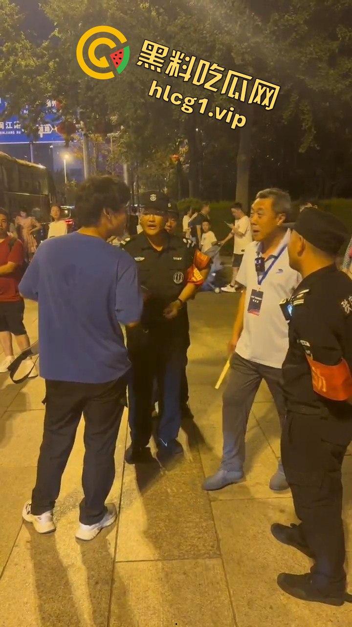 青岛大学生卖玩具惨遭驱赶！路人劝架竟让老头洋洋得意  第5张