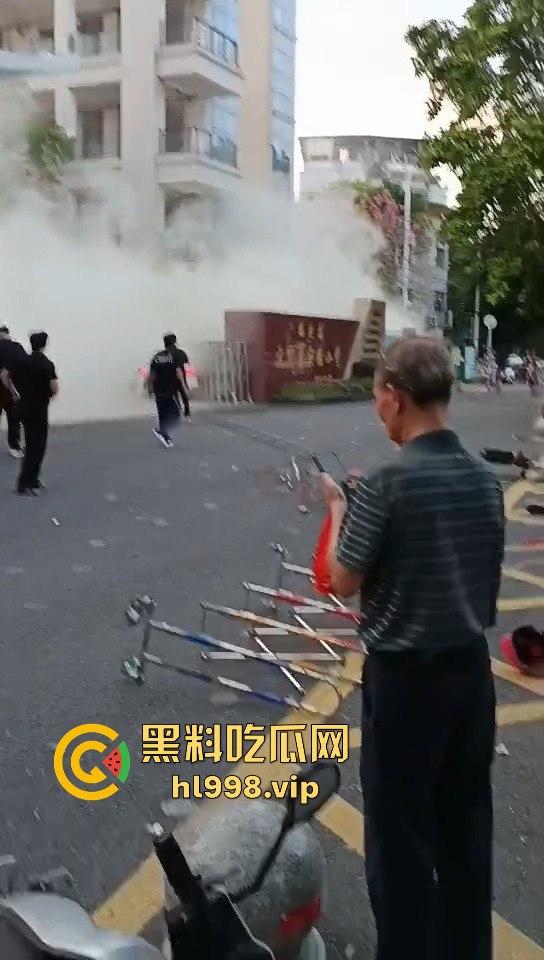 福建云霄县女司机火烧车疯狂冲撞学校！8人血洒当场，司机惨死！警方紧急调查背后真相！  第13张