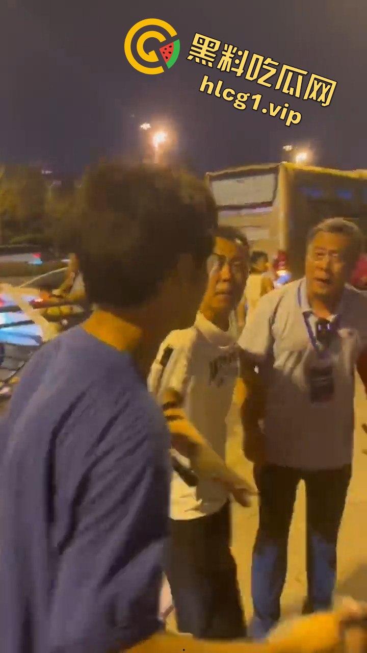 青岛大学生卖玩具惨遭驱赶！路人劝架竟让老头洋洋得意  第6张