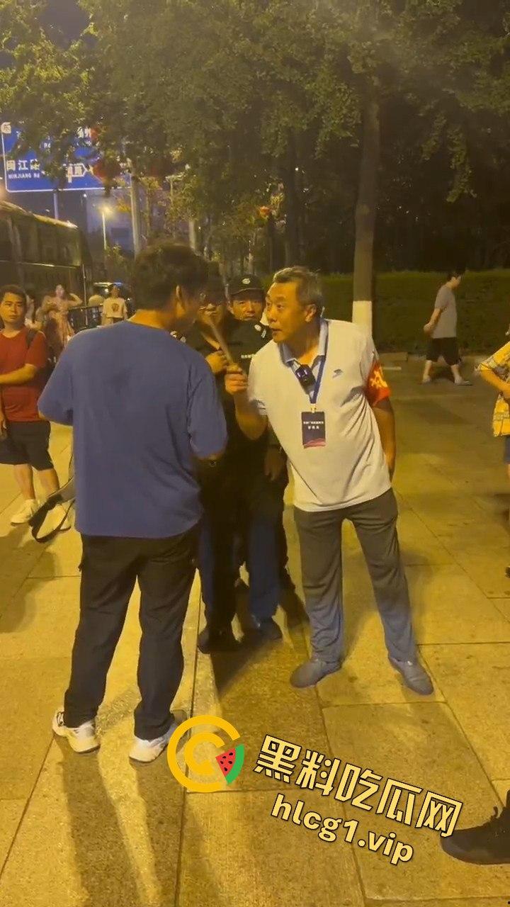 青岛大学生卖玩具惨遭驱赶！路人劝架竟让老头洋洋得意  第7张
