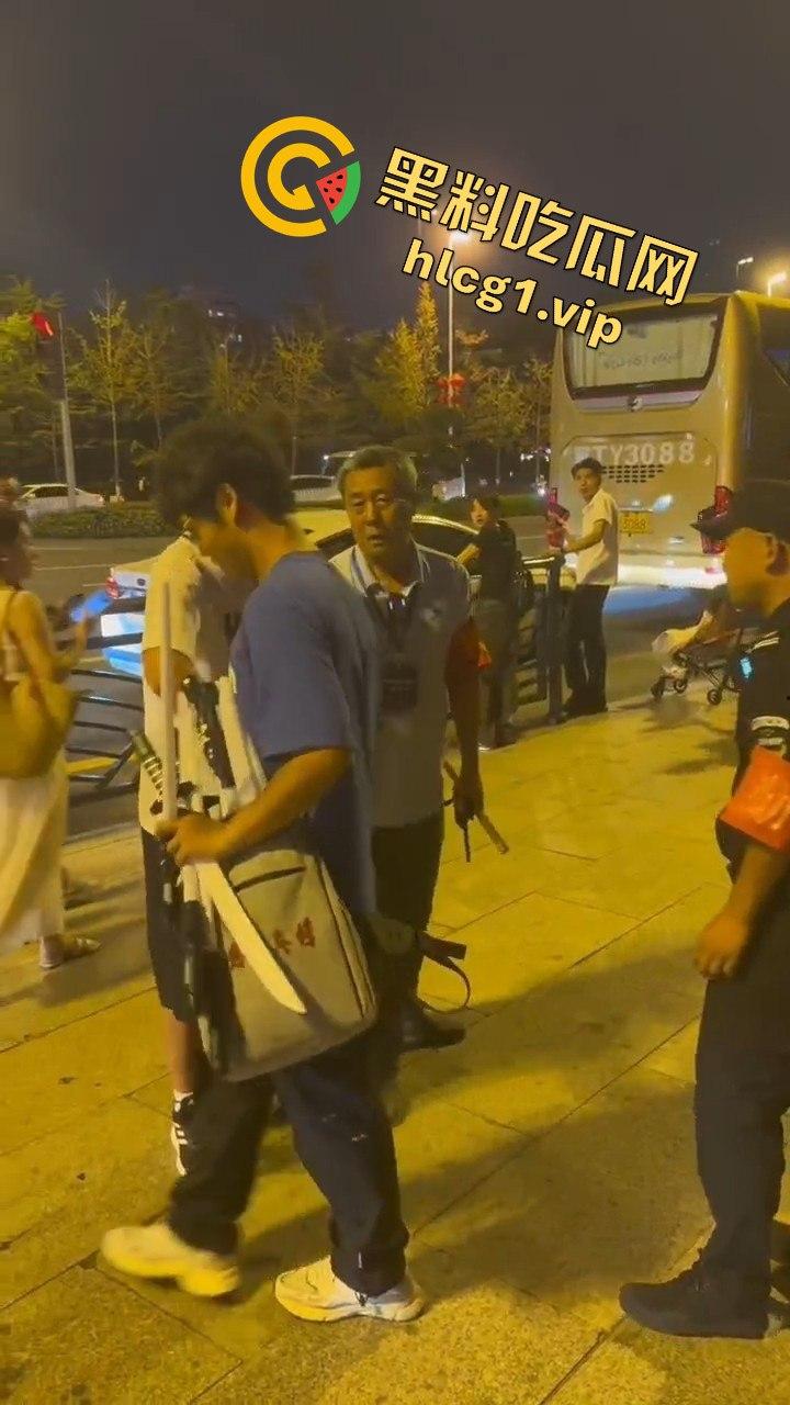 青岛大学生卖玩具惨遭驱赶！路人劝架竟让老头洋洋得意  第8张