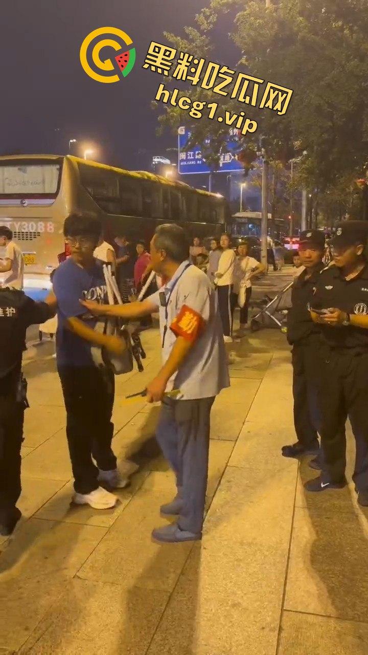 青岛大学生卖玩具惨遭驱赶！路人劝架竟让老头洋洋得意  第9张