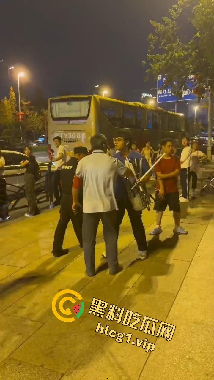 青岛大学生卖玩具惨遭驱赶！路人劝架竟让老头洋洋得意  第10张