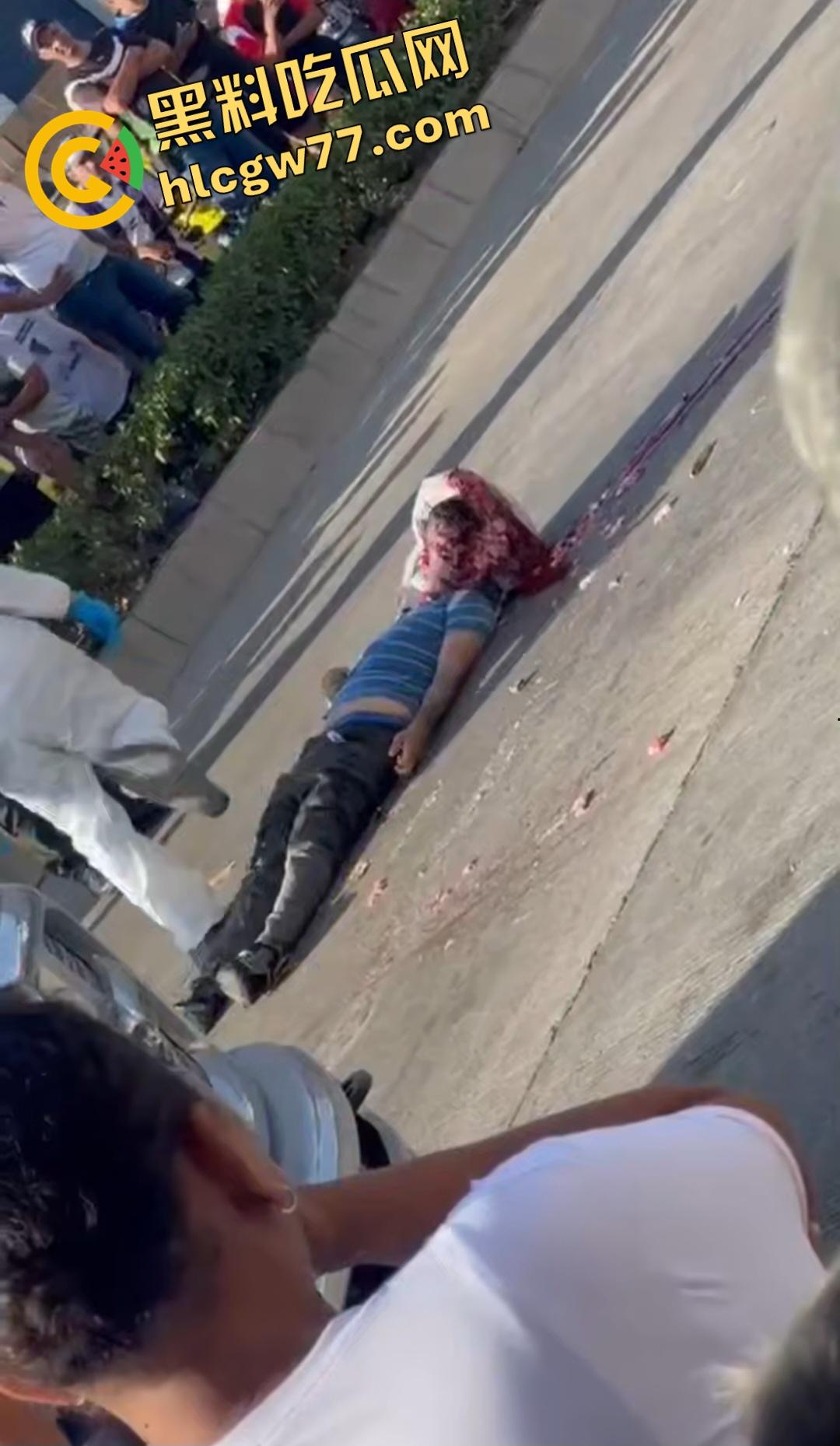 蓝色衣服男电动车车祸爆头血腥惨剧！眼珠弹出还能救？世上竟有神人？  第1张