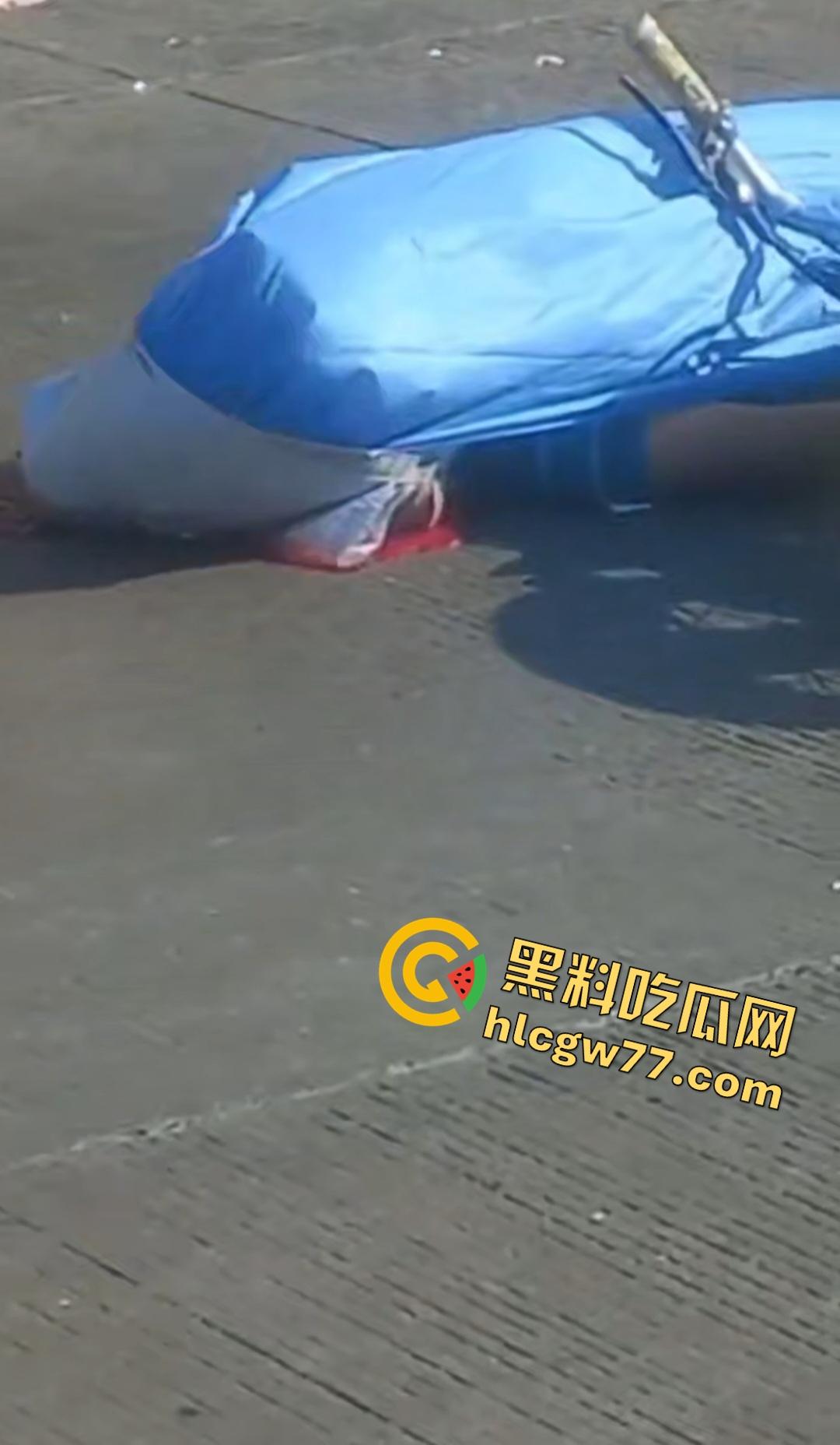 蓝色衣服男电动车车祸爆头血腥惨剧！眼珠弹出还能救？世上竟有神人？  第8张