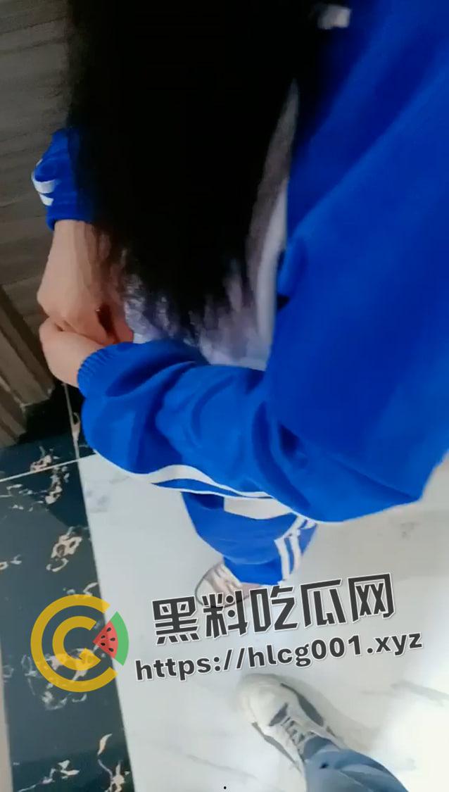 大手笔初中生破处！少妇萝莉一起上 还有待发育的嫩穴里处女膜清晰可见  草急了老鸨都想上 第1张