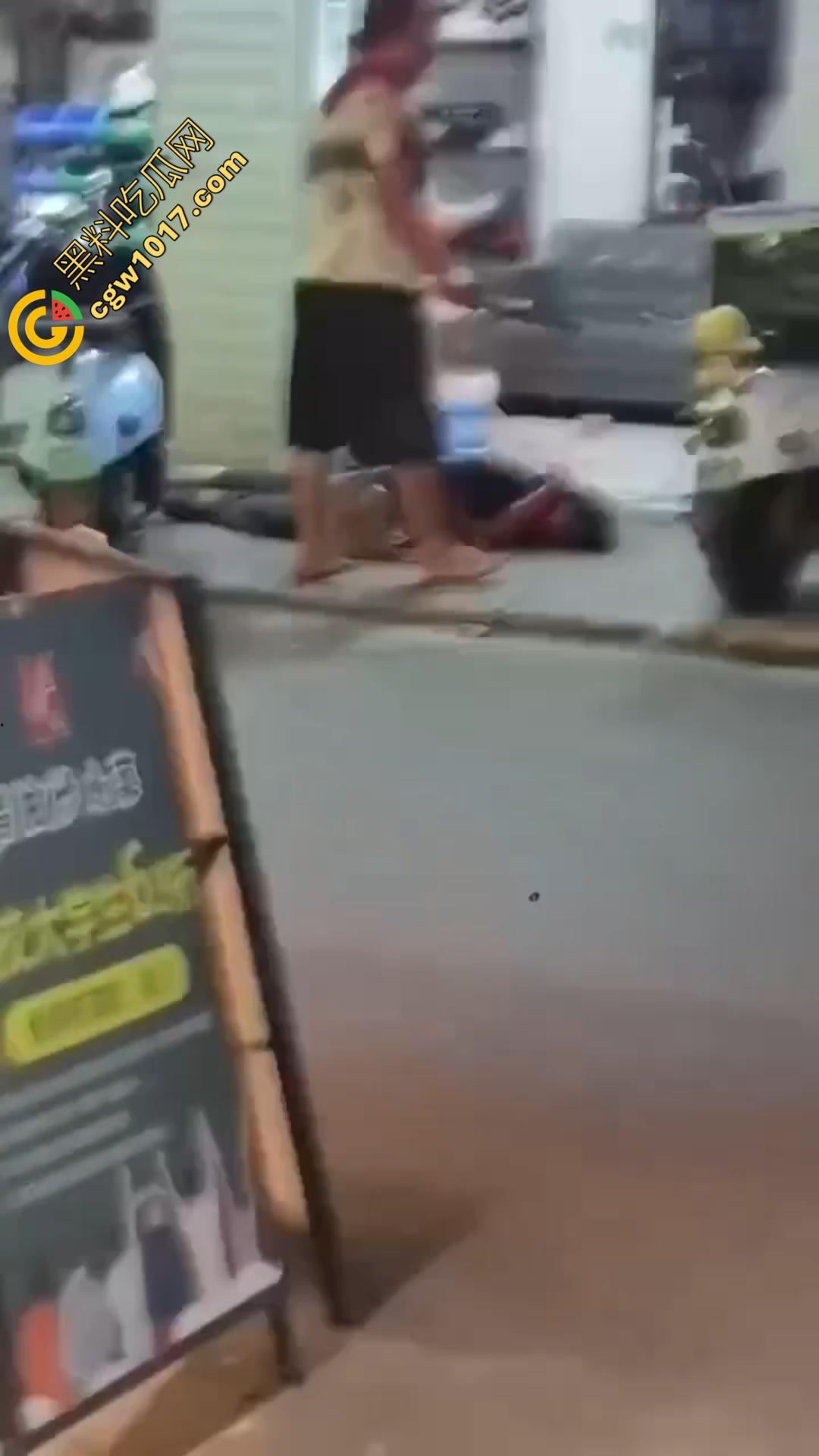 广西南宁骇人惨案！外卖骑手与商家发生口角 被其持刀疯砍当场死亡 现场血流成河毛骨悚然！  第3张