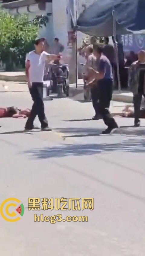 老年白起大街上互砍，镰刀攻击的场面令人震惊！梦回宇将军  第1张