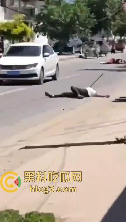 老年白起大街上互砍，镰刀攻击的场面令人震惊！梦回宇将军  第3张