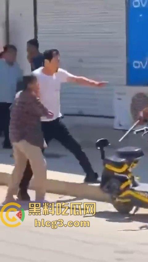 老年白起大街上互砍，镰刀攻击的场面令人震惊！梦回宇将军  第4张