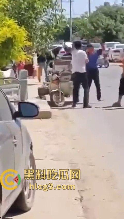 老年白起大街上互砍，镰刀攻击的场面令人震惊！梦回宇将军  第5张