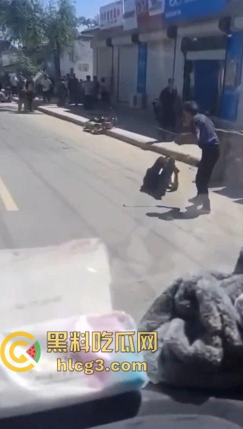 老年白起大街上互砍，镰刀攻击的场面令人震惊！梦回宇将军  第7张