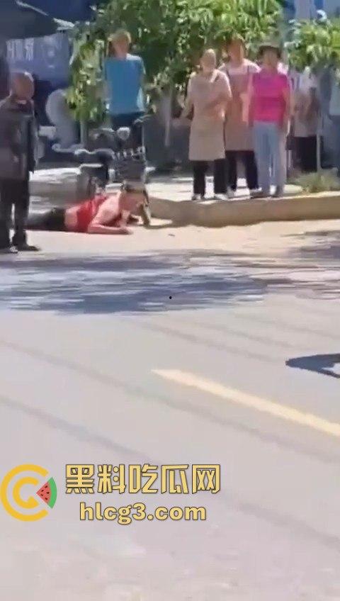 老年白起大街上互砍，镰刀攻击的场面令人震惊！梦回宇将军  第8张