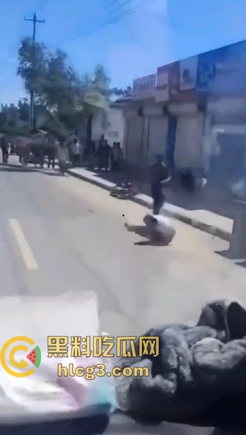 老年白起大街上互砍，镰刀攻击的场面令人震惊！梦回宇将军  第9张