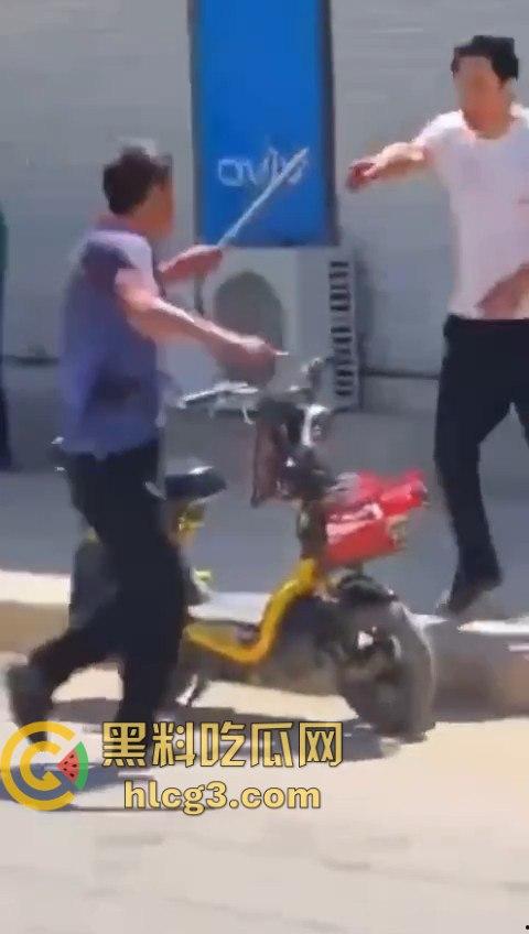 老年白起大街上互砍，镰刀攻击的场面令人震惊！梦回宇将军  第10张