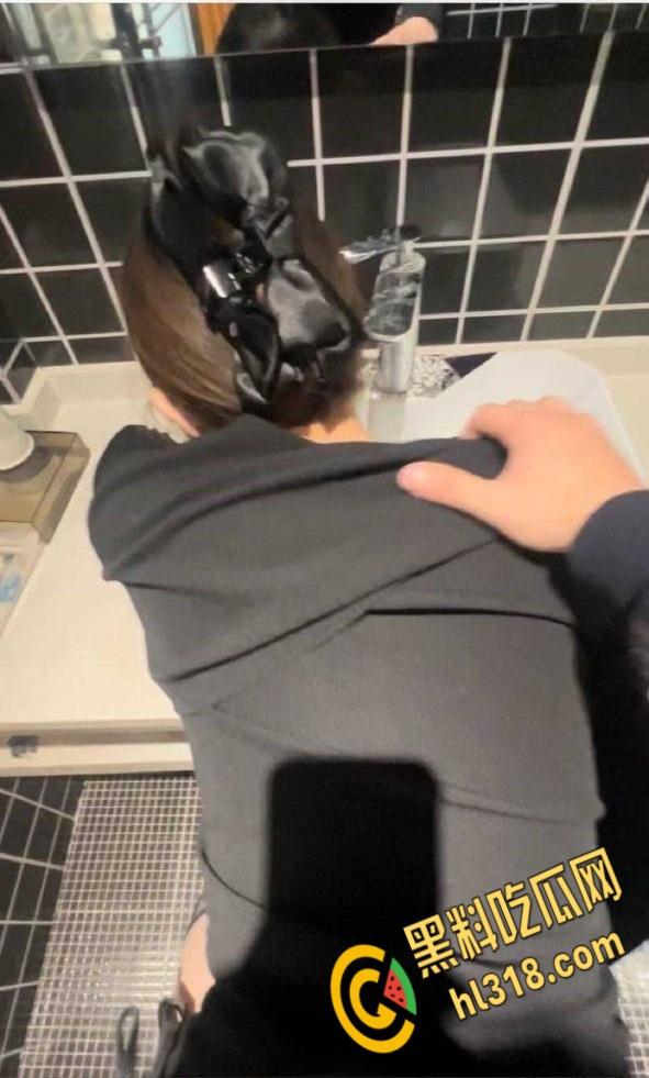 调教大神约炮极品女神合集，空姐学妹老师护士，爆操各种极品尤物，舔屌后入激情内射 ！  第6张