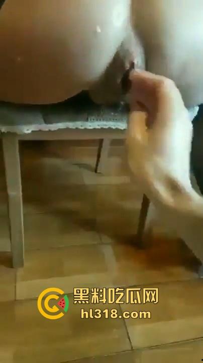 给骚逼来个极致拳交体验，手握拳头开发后门，母狗爽到狂喷水，通完还意犹未尽，这母狗还想继续！  第9张