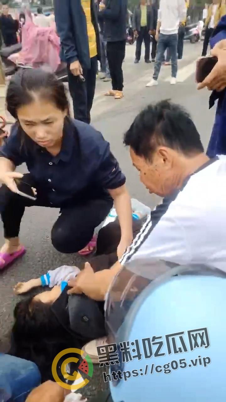 海南屯昌货车撞人 1死7伤 现场惨不忍睹 尸体受伤者遍地都是  第2张