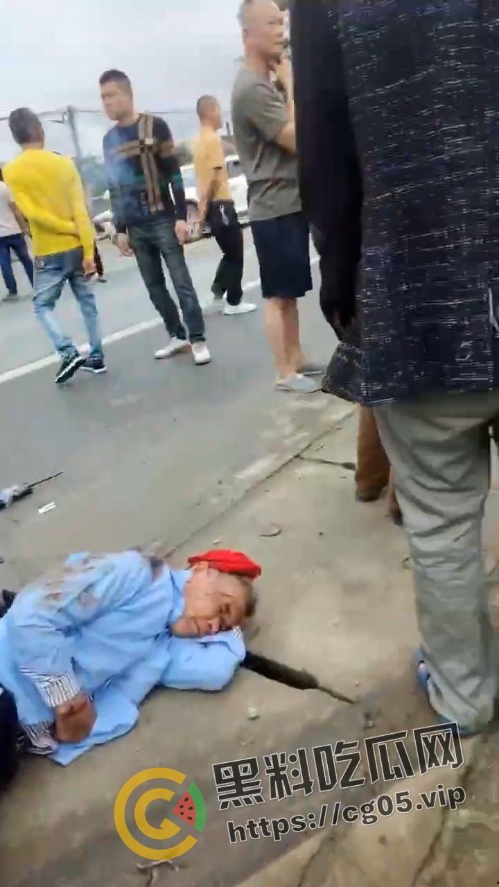 海南屯昌货车撞人 1死7伤 现场惨不忍睹 尸体受伤者遍地都是  第3张