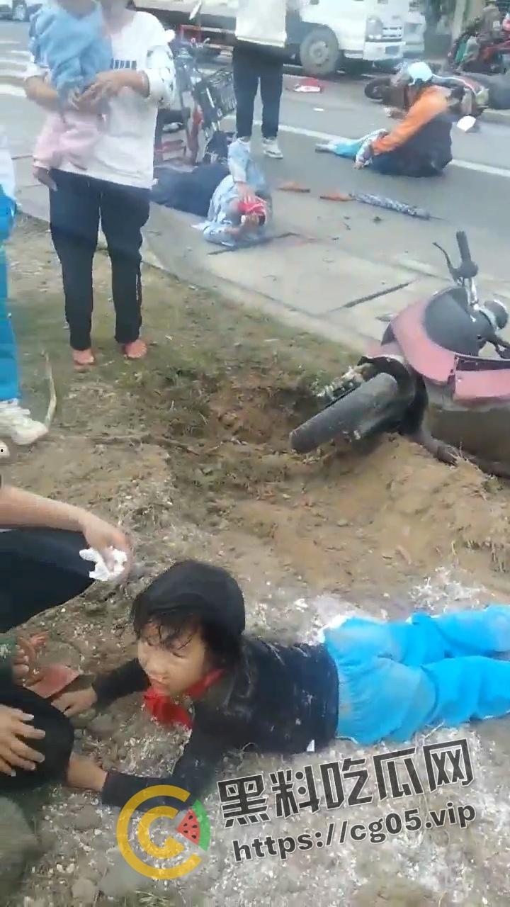 海南屯昌货车撞人 1死7伤 现场惨不忍睹 尸体受伤者遍地都是  第5张