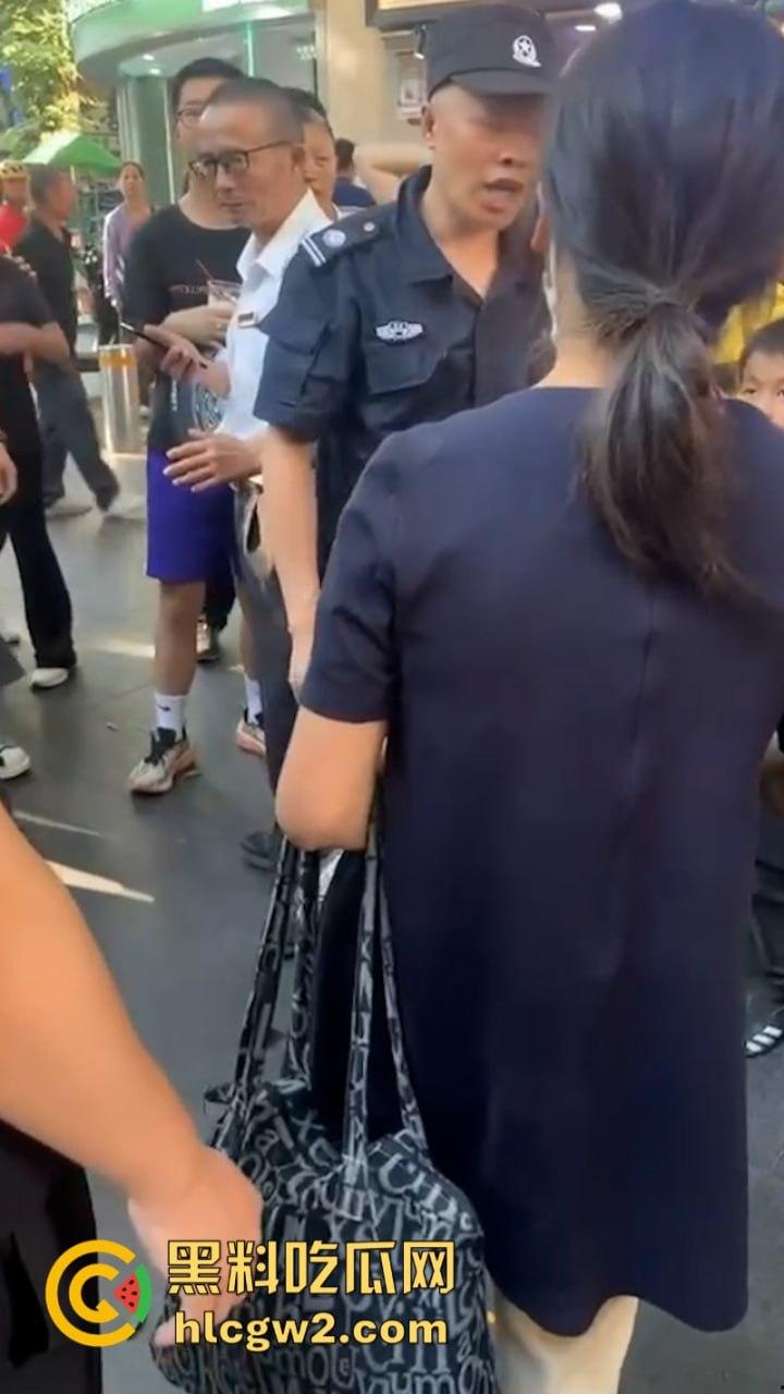 牛啊！广州小孩哥被指偷奶茶 孩子妈撒泼当场殴打店员 踢脚保安 现场视频曝光  第3张