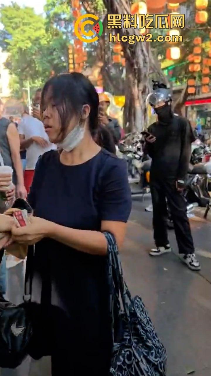 牛啊！广州小孩哥被指偷奶茶 孩子妈撒泼当场殴打店员 踢脚保安 现场视频曝光  第4张