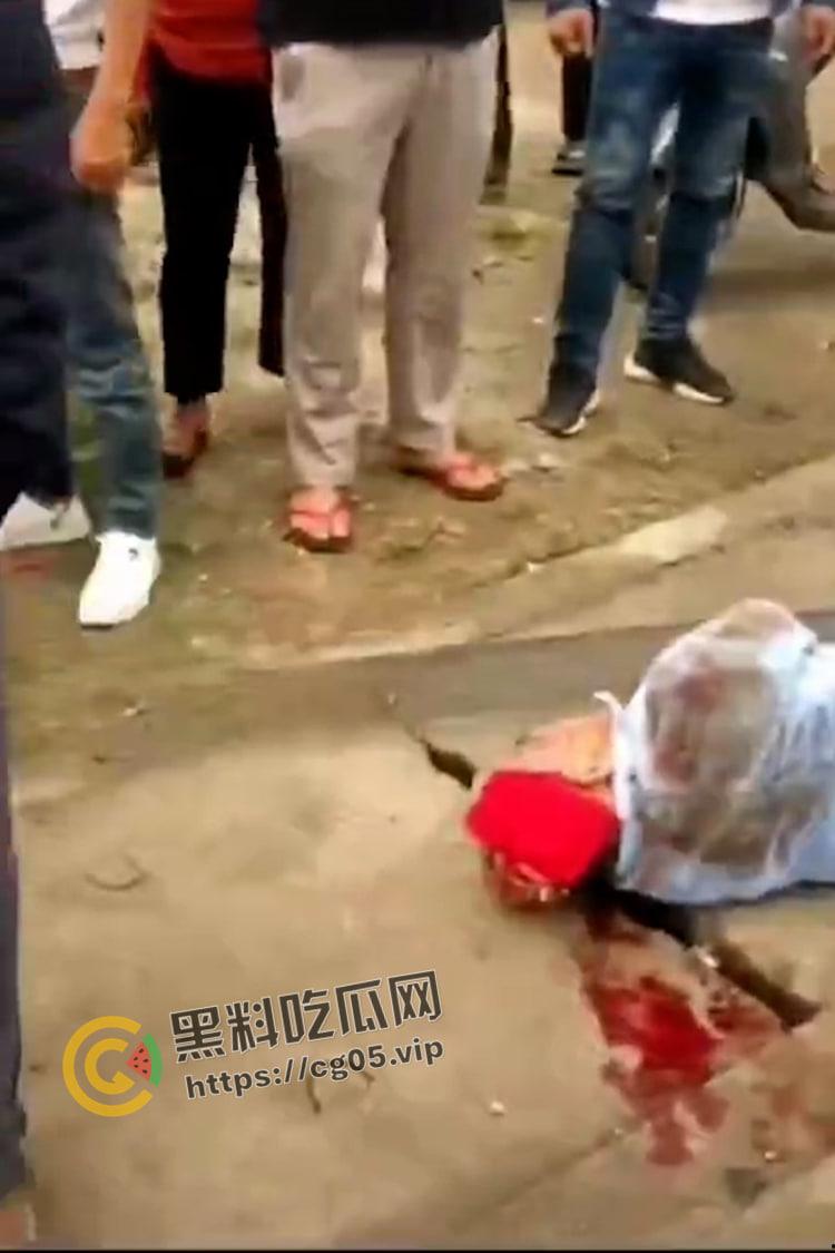 海南屯昌货车撞人 1死7伤 现场惨不忍睹 尸体受伤者遍地都是  第10张