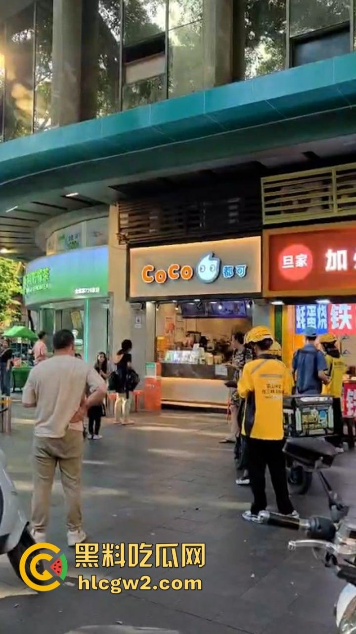 牛啊！广州小孩哥被指偷奶茶 孩子妈撒泼当场殴打店员 踢脚保安 现场视频曝光  第6张