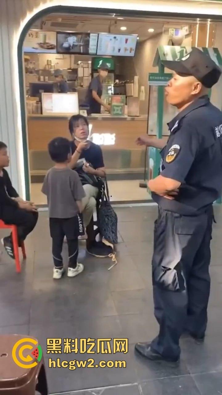 牛啊！广州小孩哥被指偷奶茶 孩子妈撒泼当场殴打店员 踢脚保安 现场视频曝光  第7张