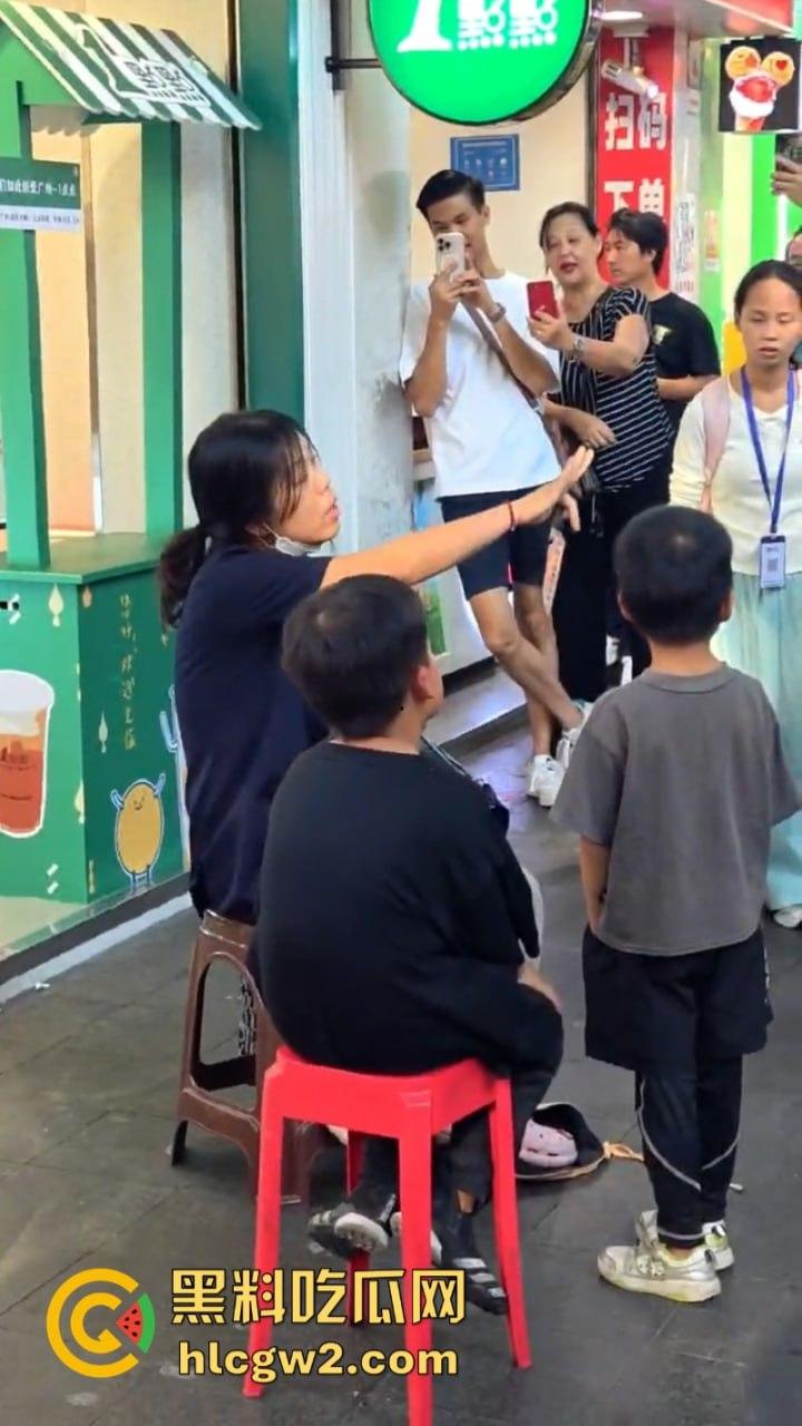 牛啊！广州小孩哥被指偷奶茶 孩子妈撒泼当场殴打店员 踢脚保安 现场视频曝光  第8张