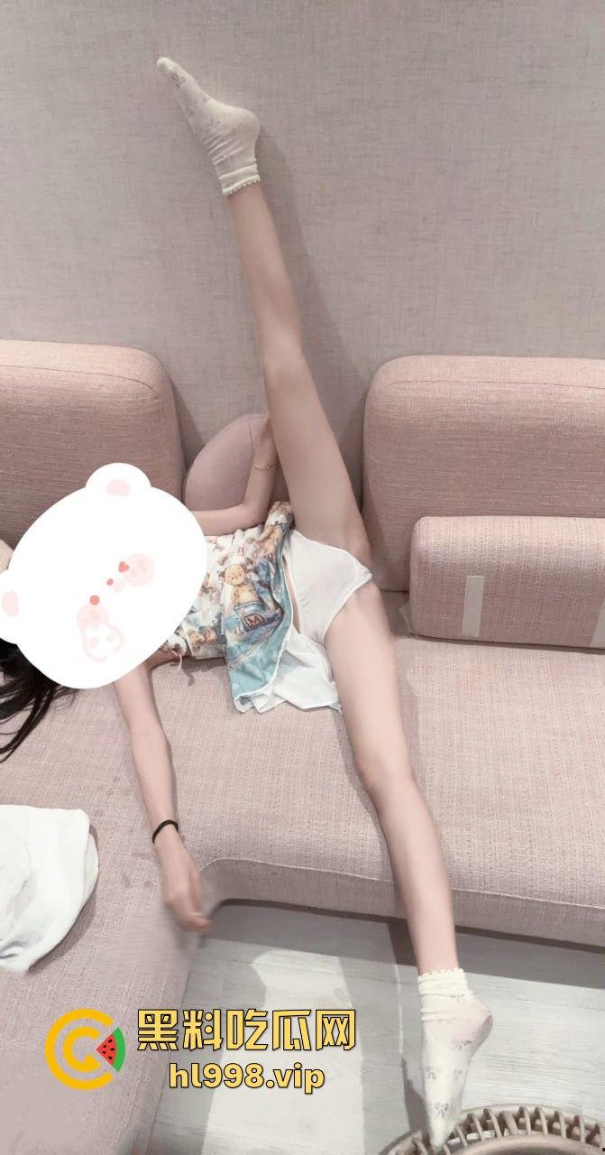 广州星海艺术学校高颜值萝莉萌妹【习苗欣】被包养成专属肉便器，丝袜美腿简直无敌！  第3张