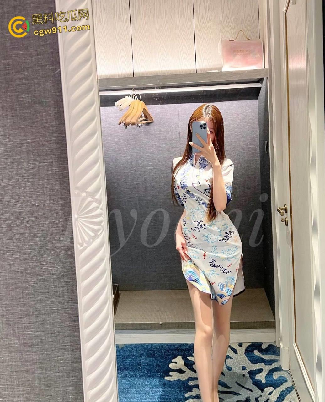 海航空姐【童谣s】，空乘制服都没来得及脱，就被金主车震手撕肉丝，无套中出白虎嫩穴，后入啪啪撞击臀浪翻滚！  第1张